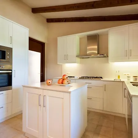 Sleeps 4 Pool Air Con Wifi