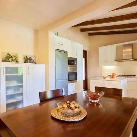 Sleeps 4 Pool Air Con Wifi Pollenca